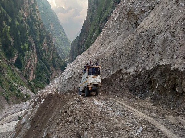 Niti border road in Chamoli (Photo/ANI)