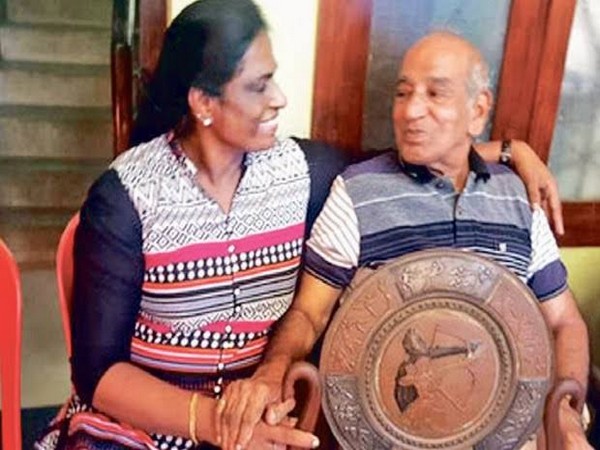 PT Usha and OM Nambiar (Photo: Twitter/PT Usha)