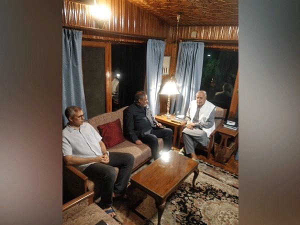 Congress leader Anand Sharma with former CMs of J-K (Photo: Sharma's Twitter handle)