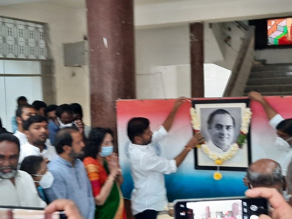 Telangana Congress leaders celebrate 77th birthday of former Prime Minister Rajiv Gandhi (Pic Credit: Telangana Congress Twitter handle)