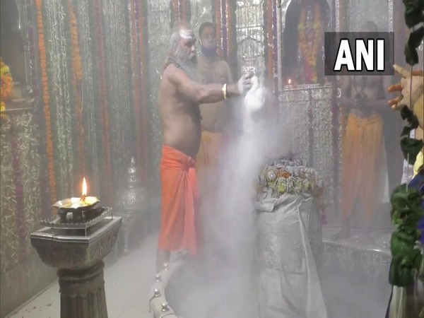 Priests perform 'Bhasma Aarti' at Mahakaleshwar Jyotirlinga temple in Ujjain (Photo/ANI)