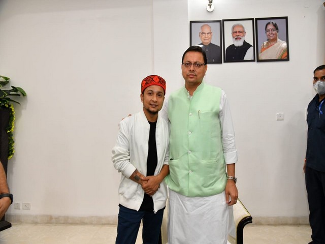 Uttarakhand CM Pushkar Singh Dhami with Indian Idol 2021 winner Pawandeep Rajan at CM residence in Dehradun. (Photo/ANI)