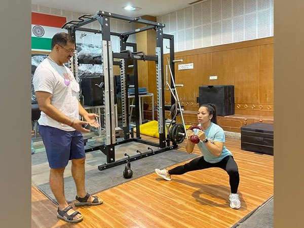 Mirabai Chanu with her coach (Image: Mirabai Chanu's Twitter)