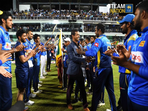 Nuwan Kulasekara meeting Sri Lankan team (Photo/ Sri Lanka Cricket Twitter)