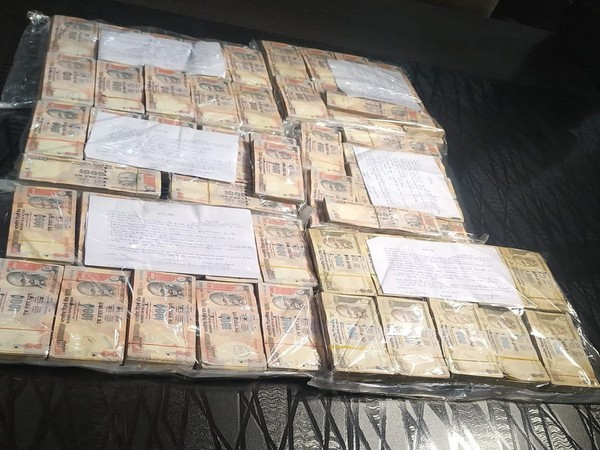 Demonetised notes recovered from the possession of accused. Photo/ANI