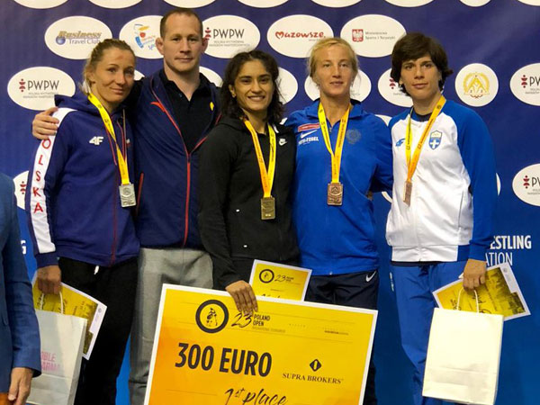 Wrestler Vinesh Phogat (centre) after winning gold at Poland Open (Photo/Vinesh Phogat Twitter)
