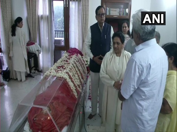 Mayawati at Sushma Swaraj's residence in New Delhi.