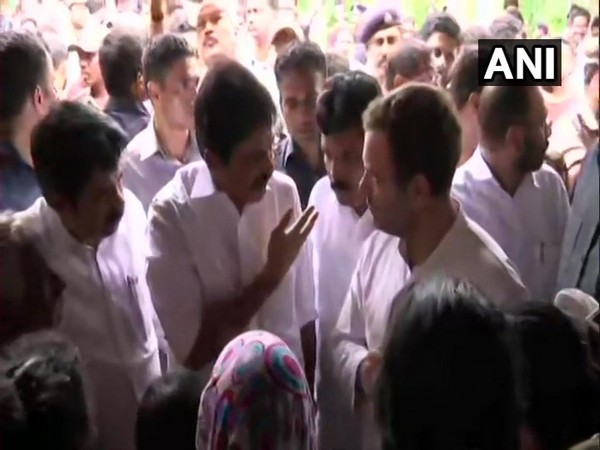Congress leader Rahul Gandhi was seen interacting with the locals with the help of local leaders.
