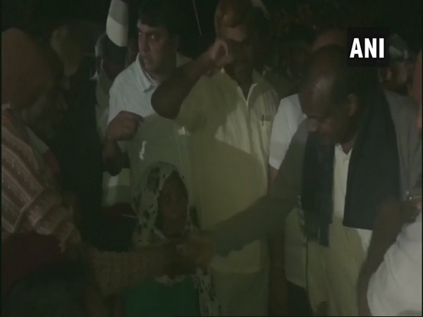 HD Kumaraswamy distributing food supplies among people. Photo/ANI
