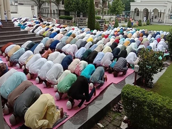 People offered namaz in the morning at Mohalla mosques in Srinagar