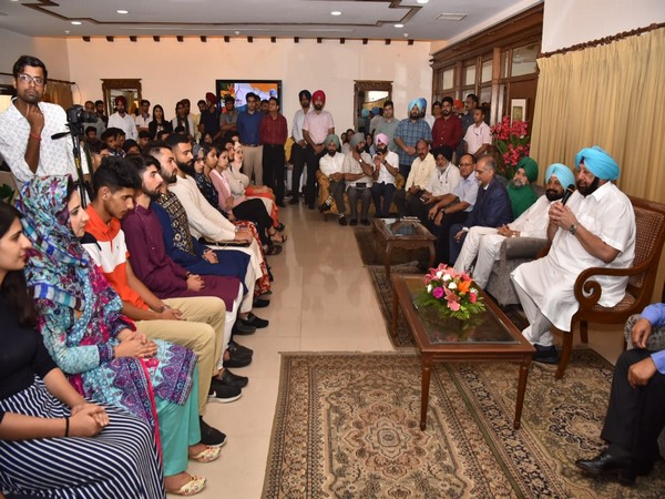 Punjab Chief Minister Amarinder Singh hosts Eid lunch for Kashmiri students (Source: Twitter)