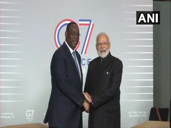 Prime Minister Narendra Modi (R) and President of Senegal, Macky Sall (L)