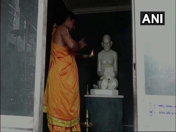 Temple priest offering prayers to the idol of Mahatma Gandhi. Photo/ANI