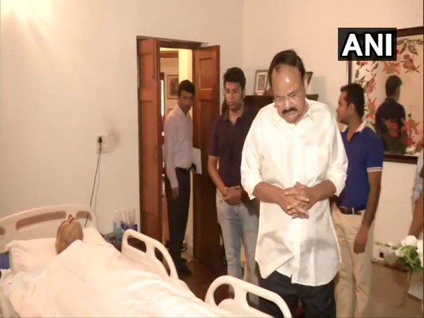 Vice President M Venkaiah Naidu pays last respects to late Ram Jethmalani. Photo/ANI
