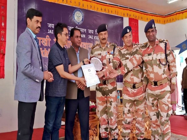 Ladakh MP Jamyang Tsering Namgyal presenting the award to 5th Battalion, ITBP (Pic Courtsey - ITBP)
