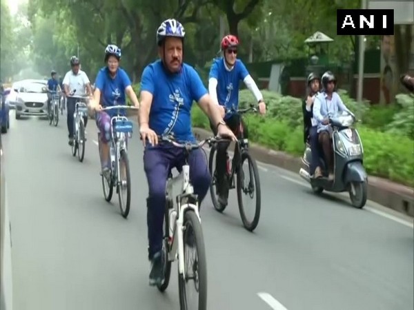 Union Minister of Health and Family Affairs Dr Harsh Vardhan cycling to Hyatt Hotel in Delhi. Photo/ANI