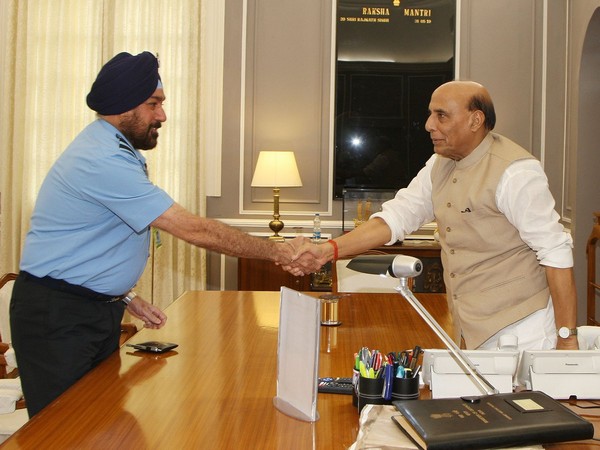 Vice Chief of Air Force, Air Marshal HS Arora called on Defence Minister Rajnath Singh. (Photo tweeted by Defence Ministry)