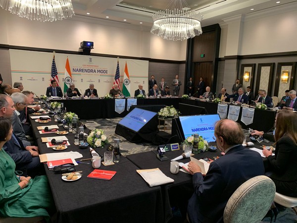 Unites States: Prime Minister Narendra Modi holds round table meeting with oil sector CEOs in Houston.. (Photo tweeted by PMOIndia)