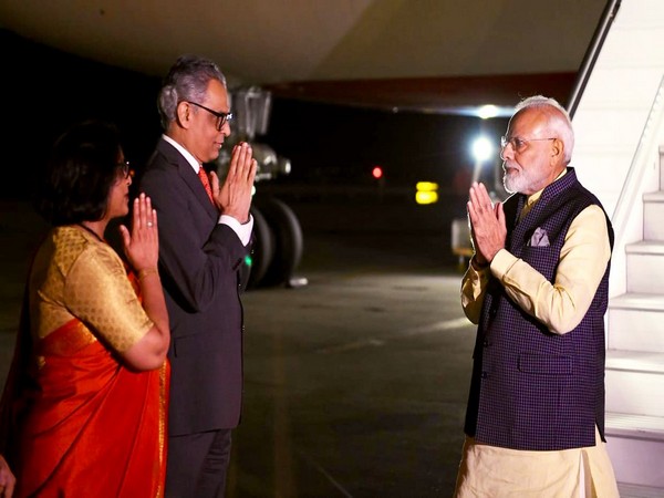 Syed Akbaruddin receiving Prime Minister Narendra Modi at the airport on Sunday (local time) in New York. Photo/Twitter