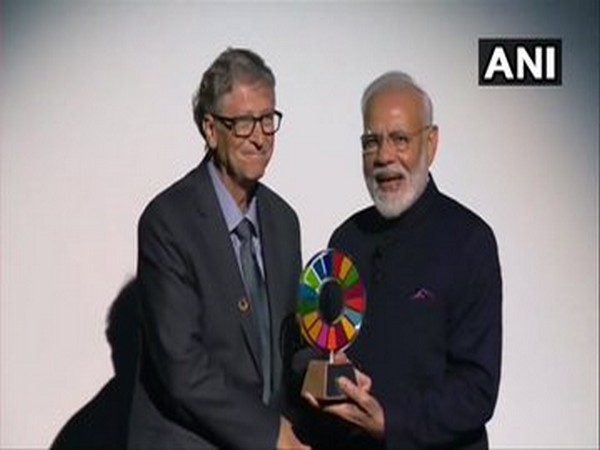 Prime Minister Narendra Modi receiving the Global Goalkeeper Award