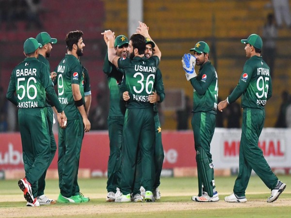 Usman Shinwari celebrates with team after taking wicket against Sri Lanka (Photo/ PCB Twitter)