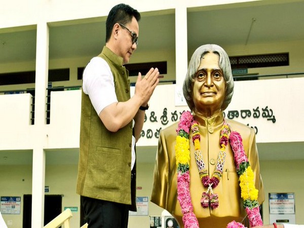 Kiren Rijiju paying his tribute to Dr APJ Abdul Kalam (Photo/ Kiren Rijiju Twitter)