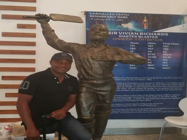 Brian Lara with statue of Vivian Richards (Photo/ Brian Lara Twitter)