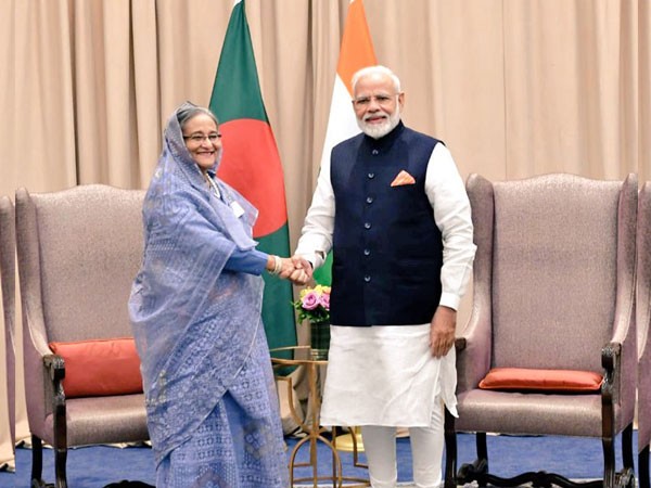 Prime Minister Narendra Modi (right) with his Bangladesh counterpart Sheikh Hasina (left) (File pic)