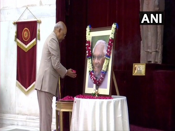 President Ram Nath Kovind paying floral tribute to former President KR Narayanan on Sunday. Photo/ANI