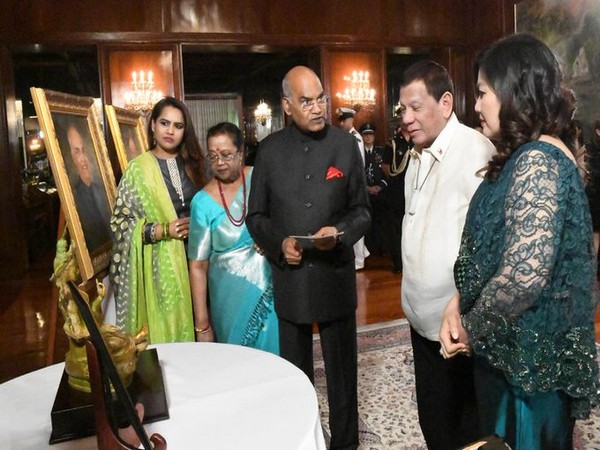President Ram Nath Kovind gifted a statue of goddess Tara to President Rodrigo Duterte of Philippines. (Photo tweeted by Rashtrapati Bhavan)