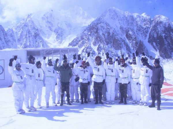 The Northern Army Commander visited troops deployed at forward posts in Siachen (Photo tweeted by Northern Command)
