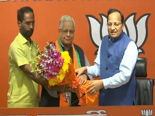 Ammar Rizvi inducted into BJP by party national general secretary Arun Singh. (Picture courtesy: BJP Twitter)