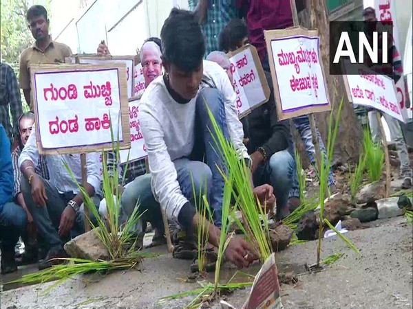 Students protesting against poor roads in Shivamogga on Friday. (Photo/ANI)