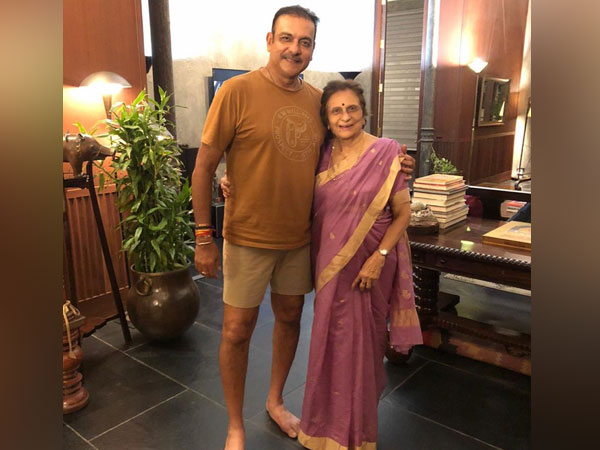 Ravi Shastri with his mother. (Photo/Ravi Shastri Twitter)