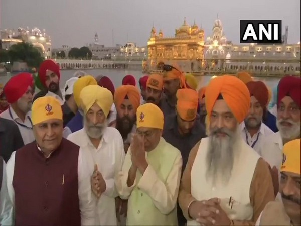 Bihar Chief Minister Nitish Kumar visits Golden Temple. Photo/ANI