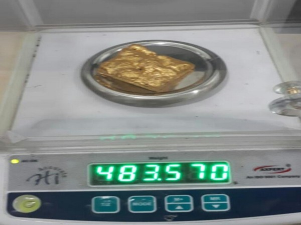 483.57 grams of gold worth Rs 18.47 lakhs seized from the passenger in Mangaluru on Tuesday. Photo/ANI