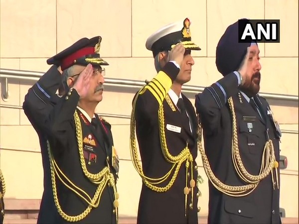 Delhi: Navy Chief Admiral Karambir Singh (in the center)  lays wreath at the National War Memorial. Photo/ANI