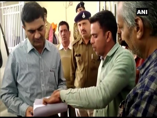 Shivpuri SP Rajesh Singh Chandel looking into complaint of businessman Prem Chand Shukla, whose onion truck went missing on its way from Nashik to Gorakhpur. (Photo/ANI)