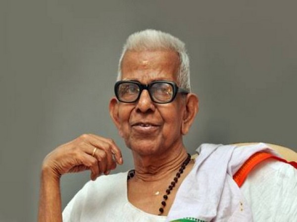 Malayalam poet Akkitham Achuthan Namboothiri (Picture courtesy: Kerala Governor Twitter)