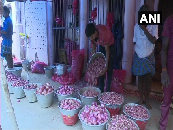Onions being sold for Rs 200 in Madurai. [Photo/ANI]