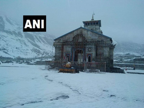 Uttarakhand: A sheet of snow covers area around Kedarnath shrine following heavy snowfall in the region.  [Photo/ANI]