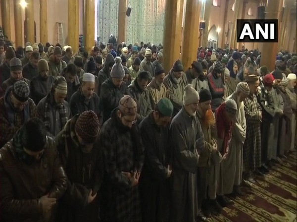 Prayers at Jamia Masjid in Srinagar (File photo/ANI)