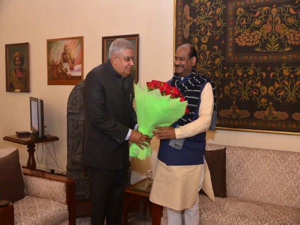 WB governor Jagdeep Dhankhar receiving Lok Sabha Speaker Om Birla in Kolkata on Wednesday. Photo/Twitter