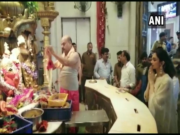 Deepika Padukone at Mumbai's Siddhivinayak Temple (Photo/ANI)