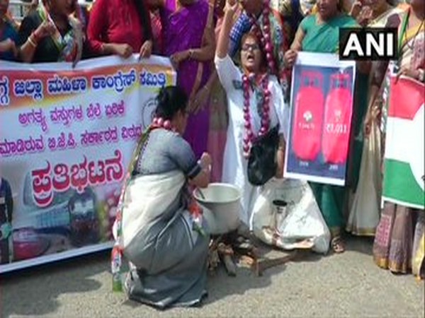 Demonstrators wore onion garlands, drew rangoli on road and cooked food with firewood. Photo/ANI