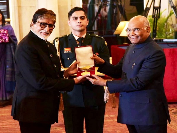 Amitabh Bachchan receiving Dada Saheb Phalke Award from President of India (Image Source: Twitter)