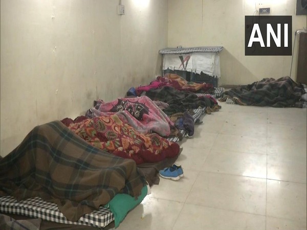 People spent night at a shelter home near Safdarjung Airport. Photo/ANI