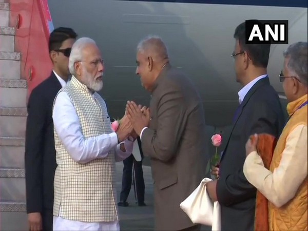 Prime Minister Narendra Modi being received at airport in Kolkata, West Bengal on Saturday. Photo/ANI