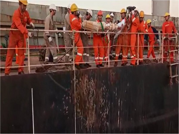  ICG Ship C-445 conducted medical evacuation of critically injured 39-yr-old Myanmarese crew (Photo tweeted by Indian Coast Guard)