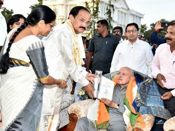 Vice President M Venkaiah Naidu presents Muppavarapu Venkaiah Naidu National Award to Dr MS Swaminathan. (Picture courtesy: VPoI Twitter)